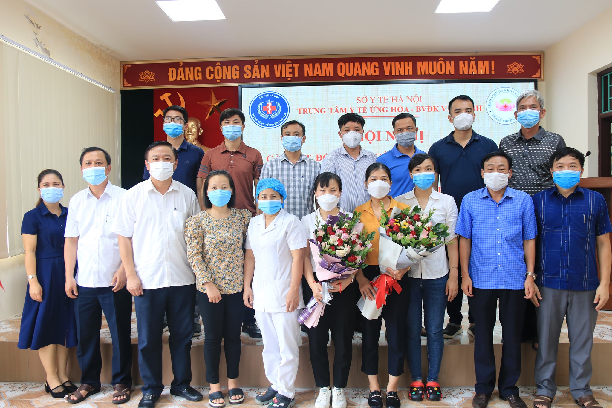 Lãnh đạo Bệnh viện đa khoa Vân Đình và Trung tâm Y tế Huyện tặng quà động viên Đoàn cán bộ y tế của Huyện hỗ trợ tỉnh Hà Nam chống dịch
