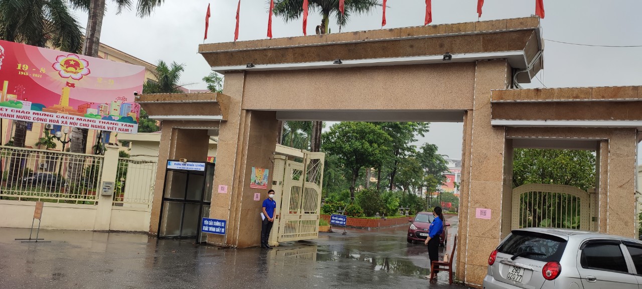 Thực hiện quét mã QR tại trụ sở huyện Thanh Oai