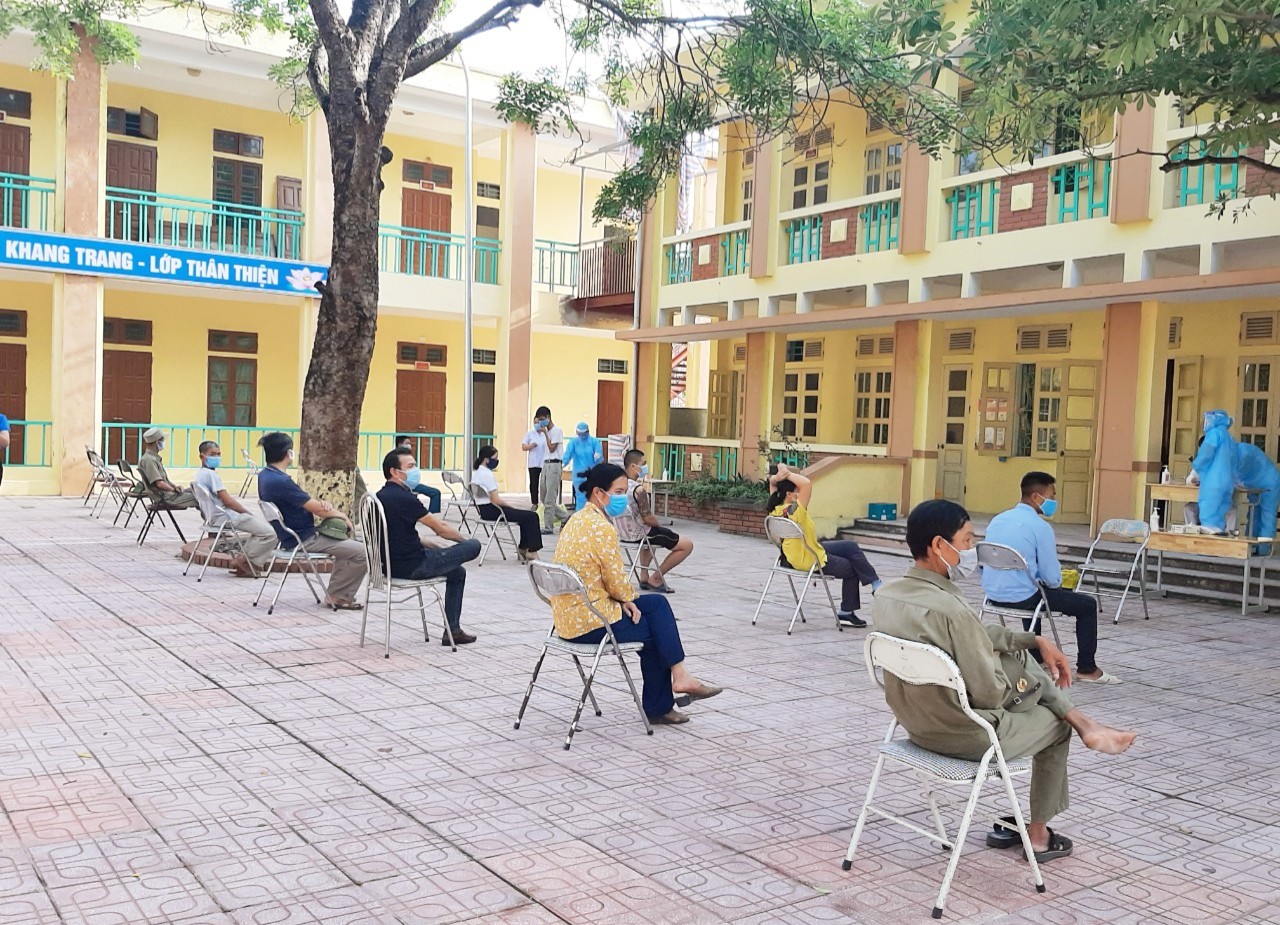 Người dân chờ lấy mẫu tại điểm trường Tiểu học Tân Phương, Thị trấn Vân Đình