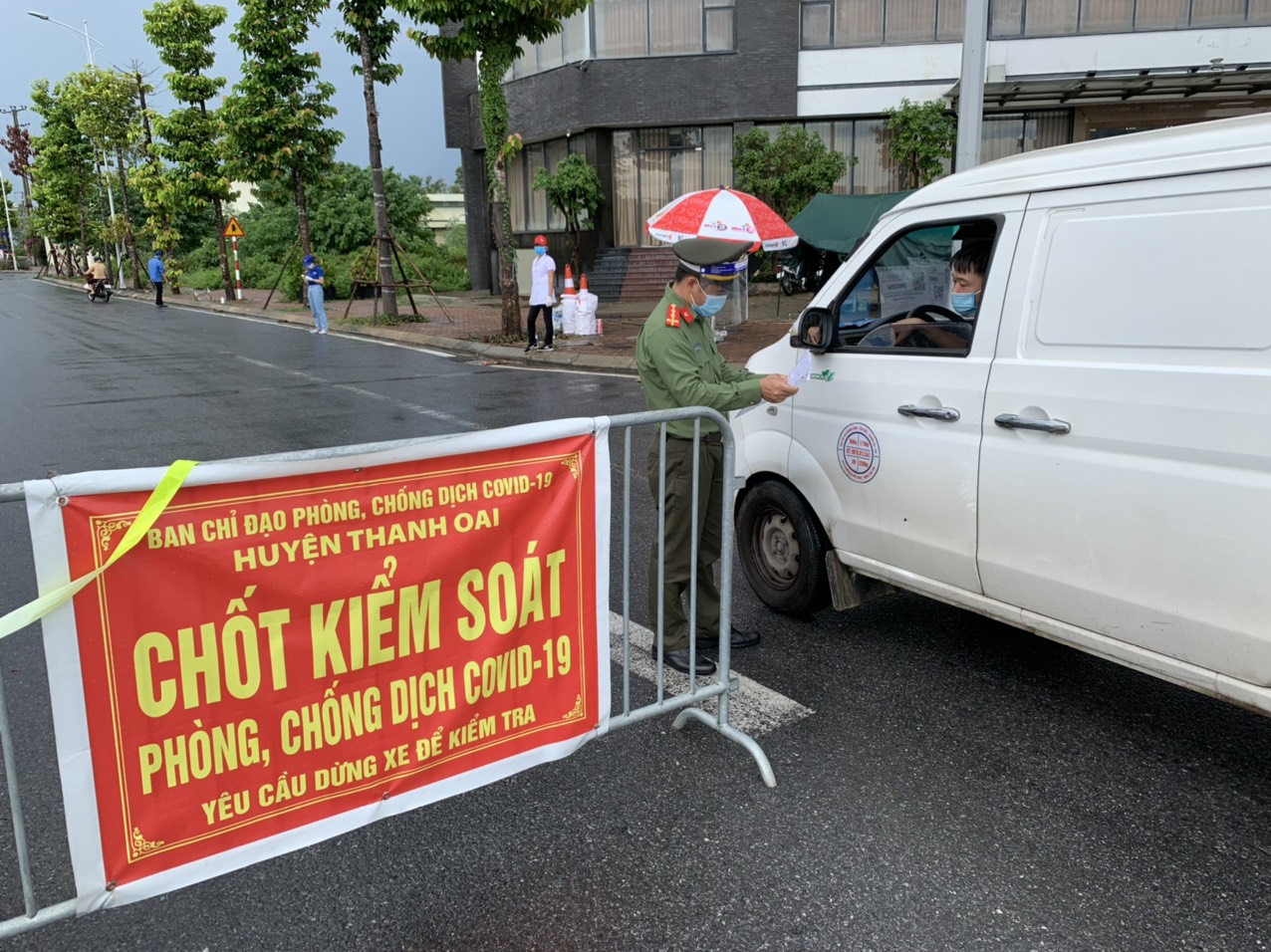 Chốt kiểm soát tại cầu Khê Tang xã Cự Khê thuộc đường trục phía Nam Cienco5