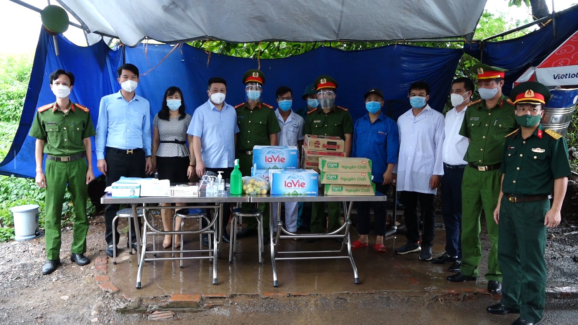 Các đồng chí lãnh đạo huyện tặng quà cán bộ, chiến sĩ tại chốt ngã ba đê Tả Đáy xã Cao Viên