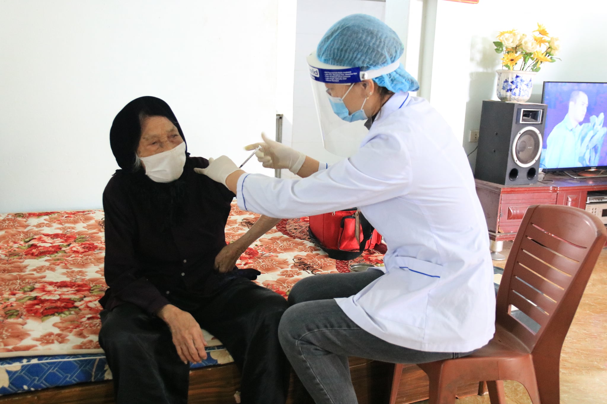 Nhân viên y tế xã Phù Lưu tiêm vắc xin phòng Covid-19 cho đối tượng người cao tuổi trên địa bàn