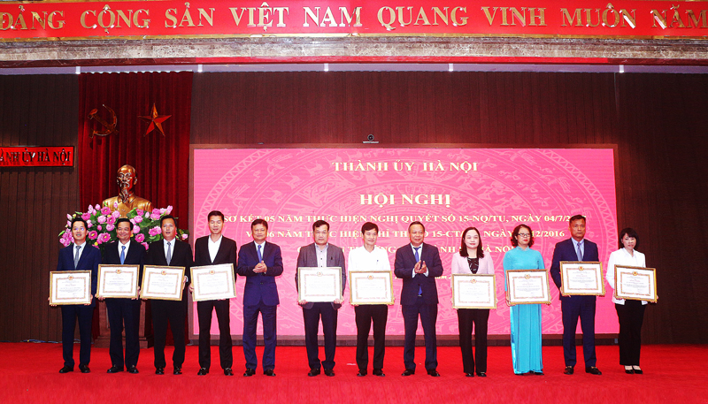Phó Bí thư Thành ủy Nguyễn Văn Phong, Trưởng ban Tổ chức Thành ủy Vũ Đức Bảo trao Bằng khen cho các tập thể có thành tích xuất sắc trong 5 năm thực hiện Nghị quyết số 15-NQ/TU.