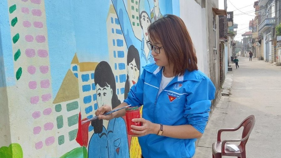 Nguyễn Lệ Thủy tham gia vẽ tranh bích họa làm đẹp làng quê