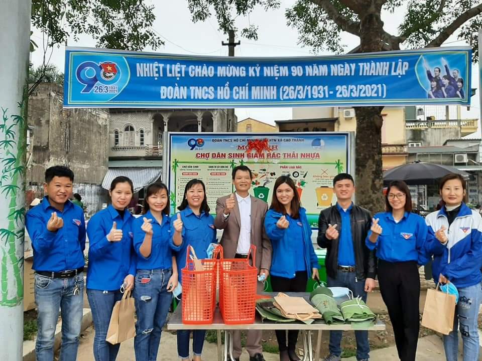 Thủy (đứng thứ hai từ phải sang) cùng các đoàn viên phát động mô hình điểm “Khu chợ dân sinh giảm rác thải nhựa”