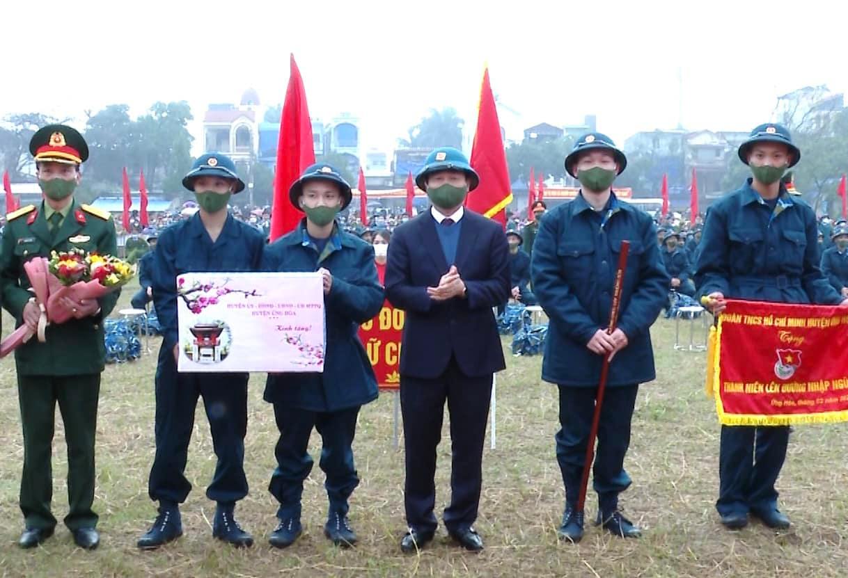 Đồng chí Chủ tịch UBND Huyện Phạm Anh Tuấn trao gậy truyền thống, cờ lưu niệm, tặng hoa và động viên tân binh lên đường nhập ngũ