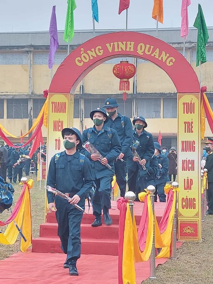 Các tân binh phấn khởi lên đường nhận ngũ