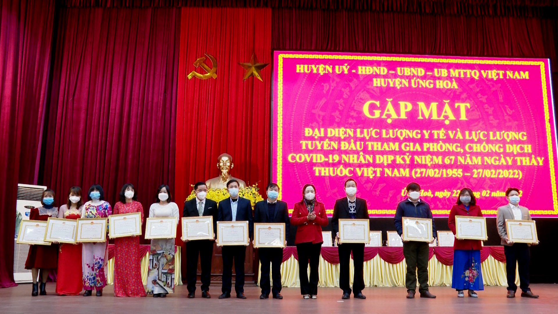 Đồng chí Bùi Thị Thu Hiền, Thành ủy viên, Bí thư Huyện ủy tặng Giấy khen cho các tập thể có thành tích xuất sắc trong công tác phòng chống dịch Covid-19