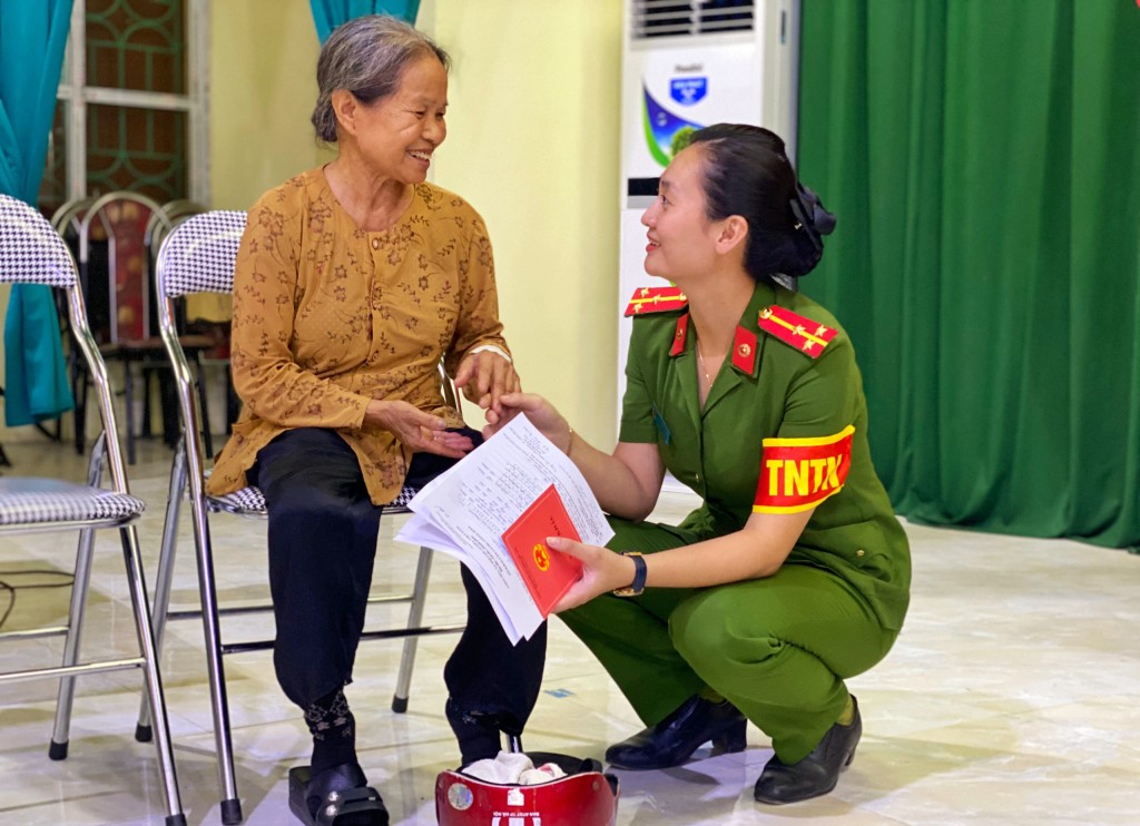 Thảo hỗ trợ người dân làm căn cước công dân 