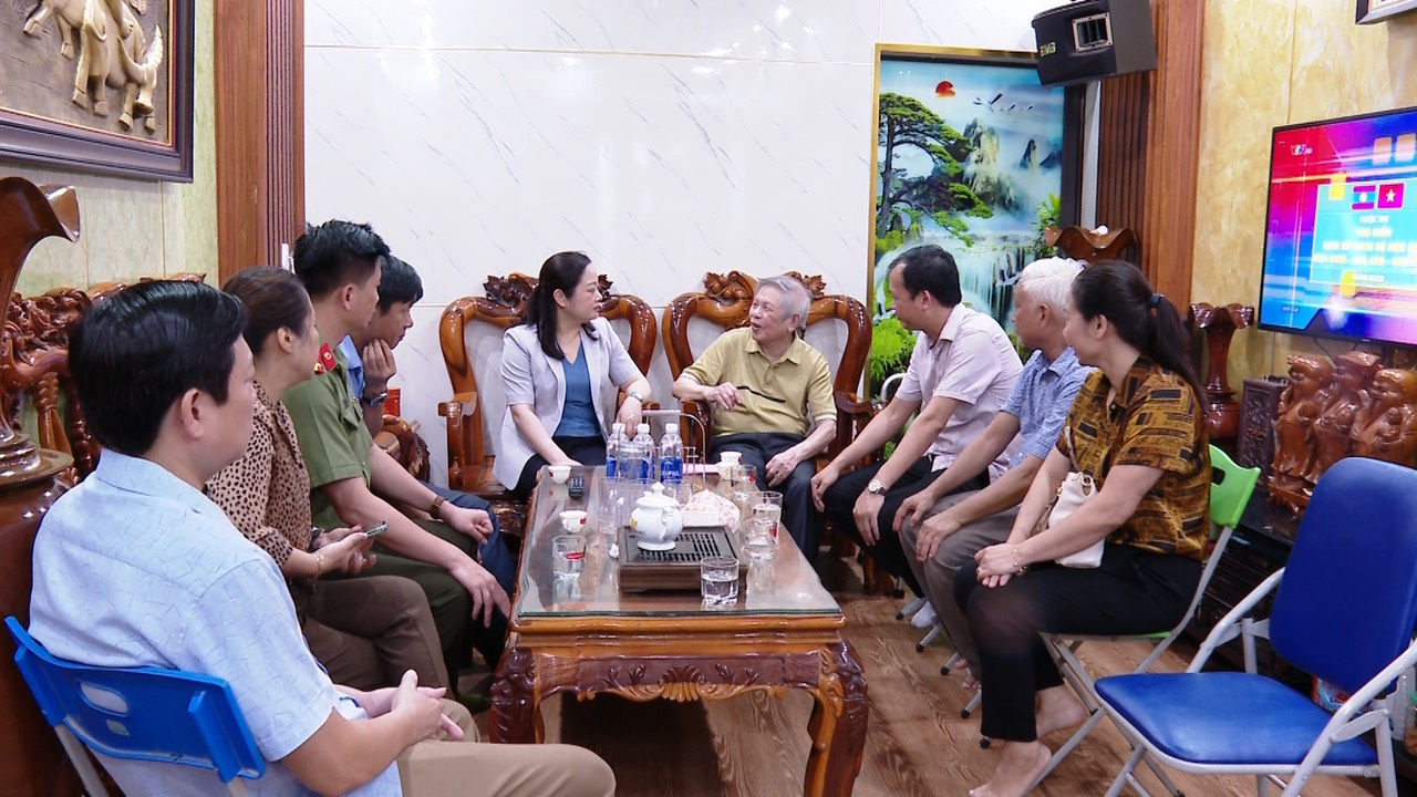 Bí thư Huyện ủy Bùi Thị Thu Hiền thăm, tặng quà người có công tại thị trấn Vân Đình