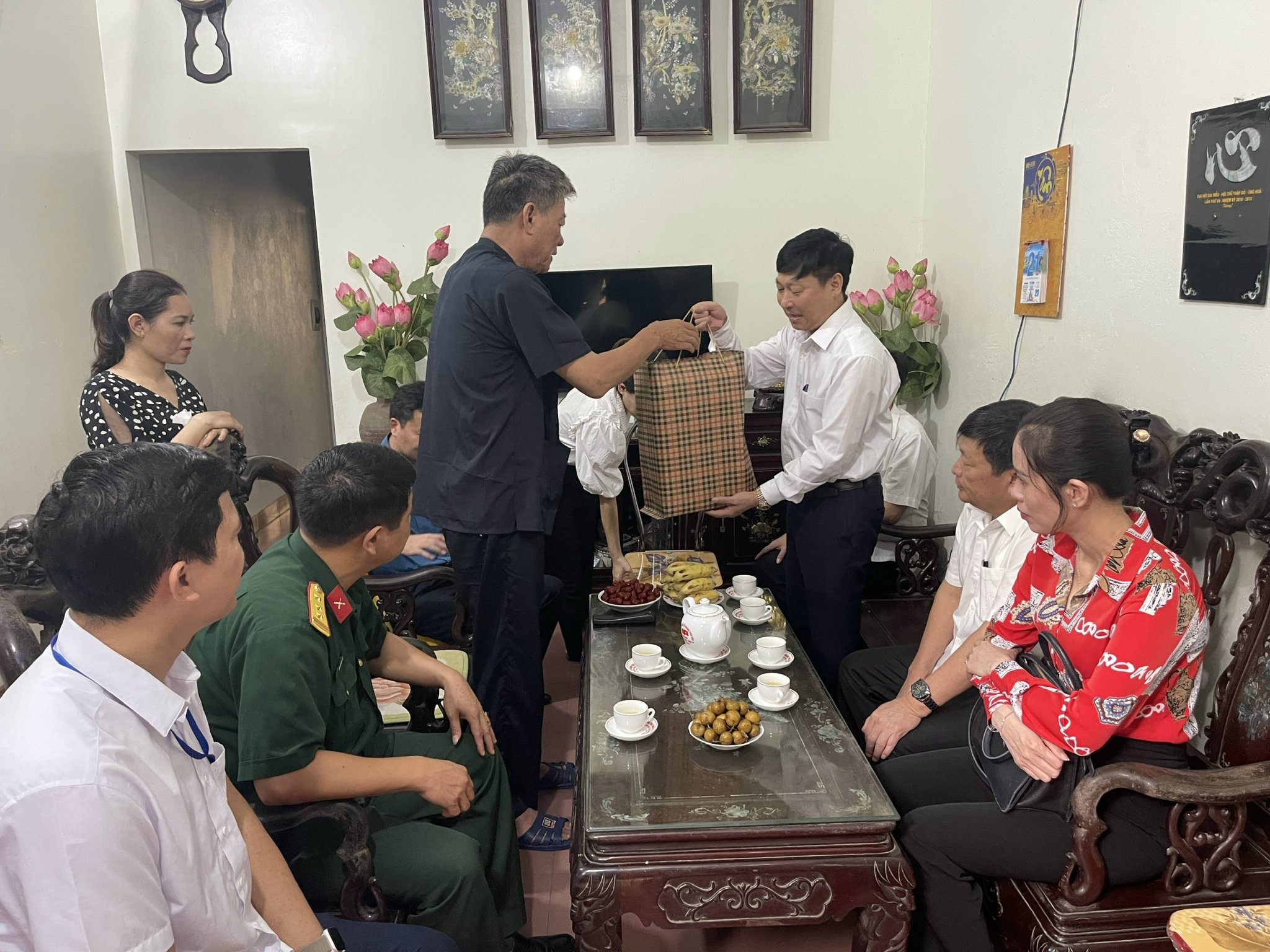 Chủ tịch UBND Huyện Phạm Anh Tuấn thăm, tặng quà tại xã Quảng Phú Cầu