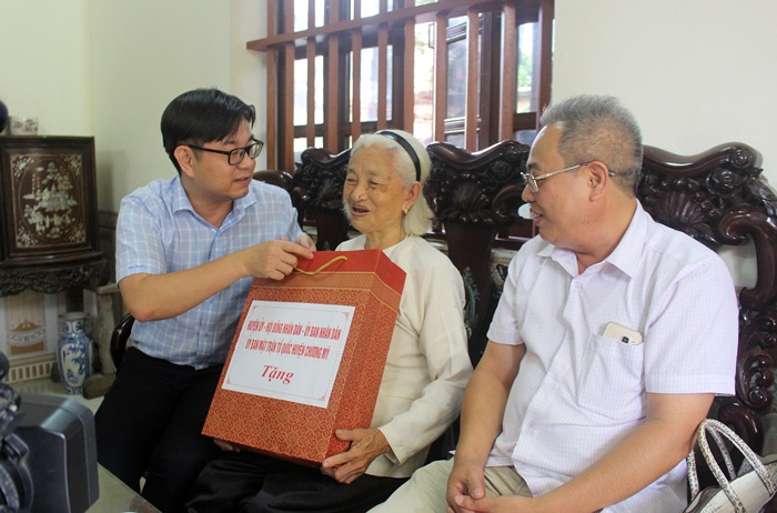 Đồng chí Bí thư Huyện ủy Nguyễn Văn Thắng thăm hỏi, tặng quà Mẹ VNAH Lê Thị Thanh