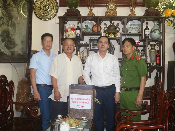 Ảnh: Đồng chí Trịnh Tiến Tường – Phó bí thư Thường trực Huyện ủy, Chủ tịch HĐND huyện thăm và tặng quà gia đình ông Đỗ Văn Thuận thương binh hạng 1/4 tại thôn Lương Sơn