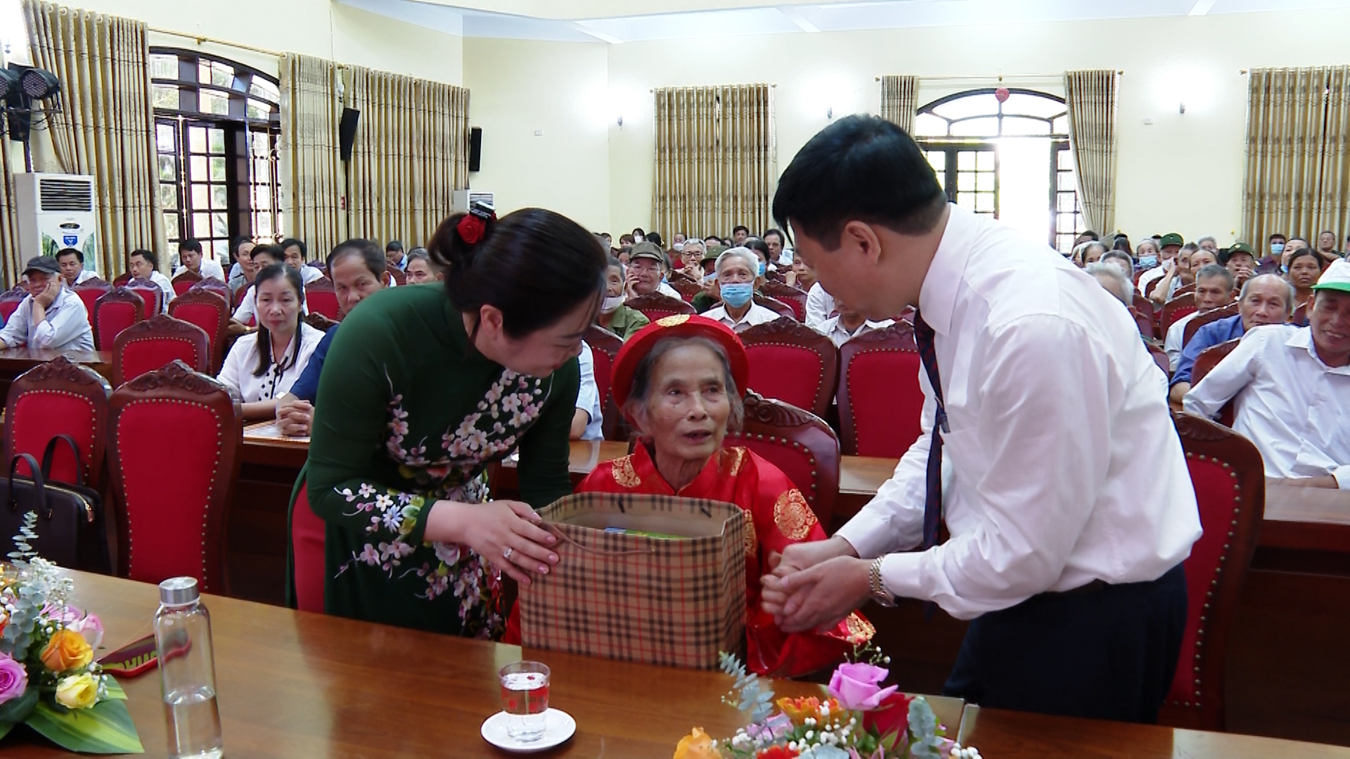 Các đồng chí lãnh đạo Huyện ủy tặng quà Mẹ Việt Nam anh hùng Nguyễn Thị Hường