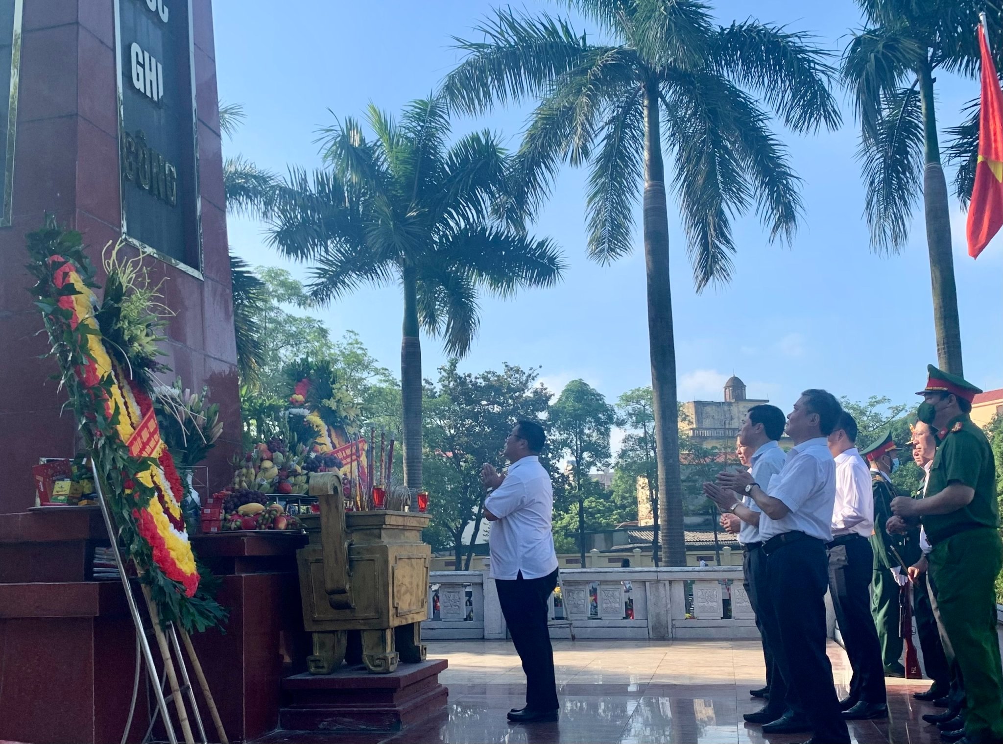 Đoàn đại biểu quận Hoàng Mai dân hương tại nghĩa trang liệt sỹ Ngọc Hồi