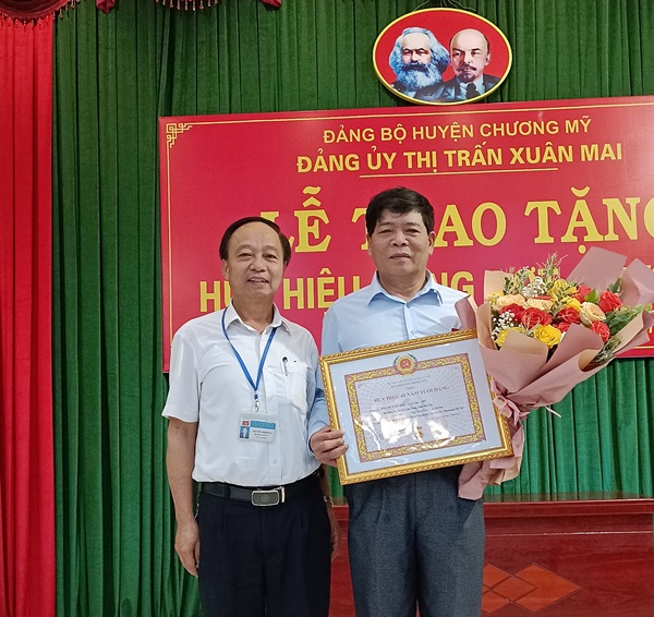 Đồng chí Bí thư Chi bộ Phạm Văn Hà vinh dự nhận Huy hiệu 40 năm tuổi Đảng