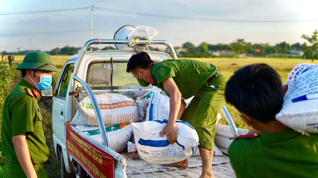 Các cán bộ, chiến sĩ Công an huyện gặt lúa giúp người dân thôn Phù Yên (xã Viên An) trong thời gian bị phong tỏa vì dịch Covid-19