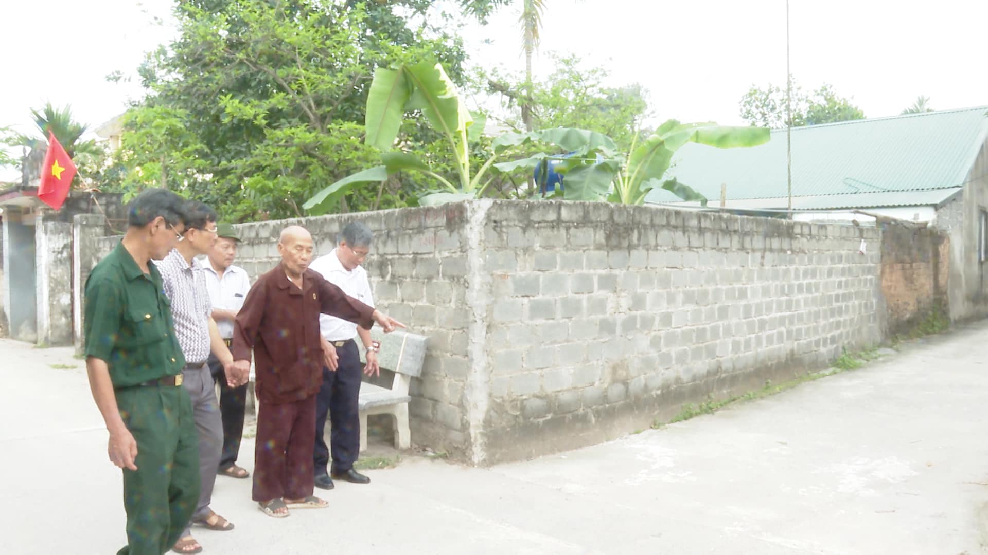 Ông Nguyễn Văn Doanh giới thiệu với các cựu chiến binh về mảnh đất gia đình ông đã hiến để làm đường
