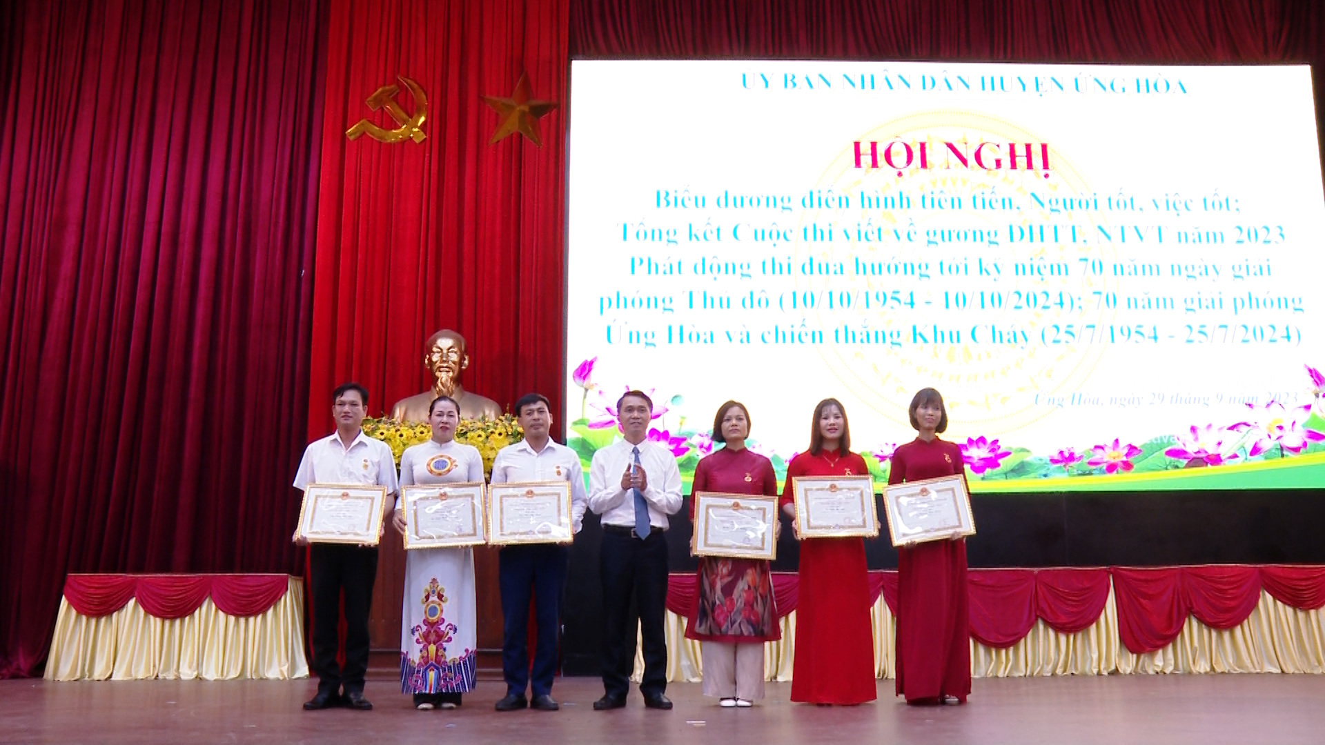 Lãnh đạo Ban Thi đua khen thưởng Thành phố khen thưởng cho các cá nhân đạt danh hiệu "Người tốt việc tốt" Thành phố năm 2023