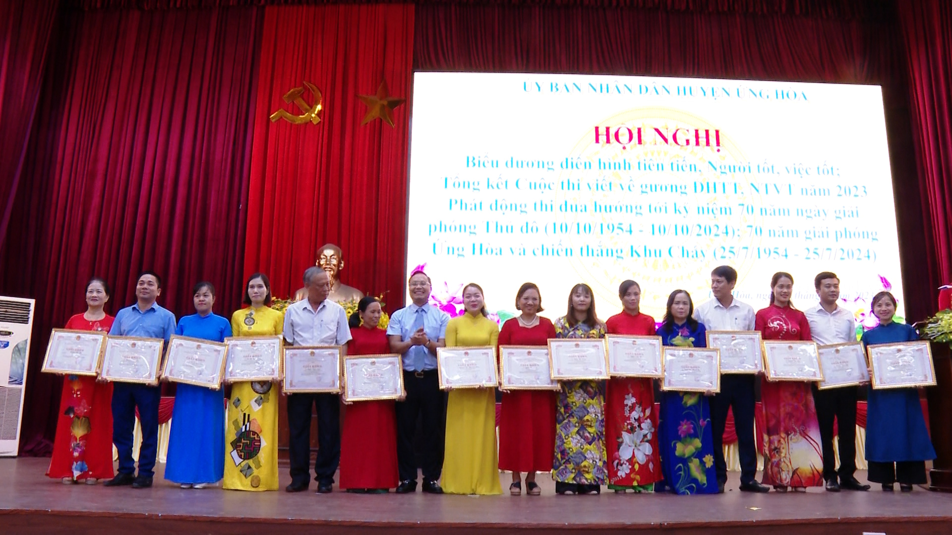 Chủ tịch UBND huyện Nguyễn Tiến Thiết khen thưởng cho các tập thể, cá nhân có thành tích trong cuộc thi viết gương "người tốt, việc tốt" năm 2023