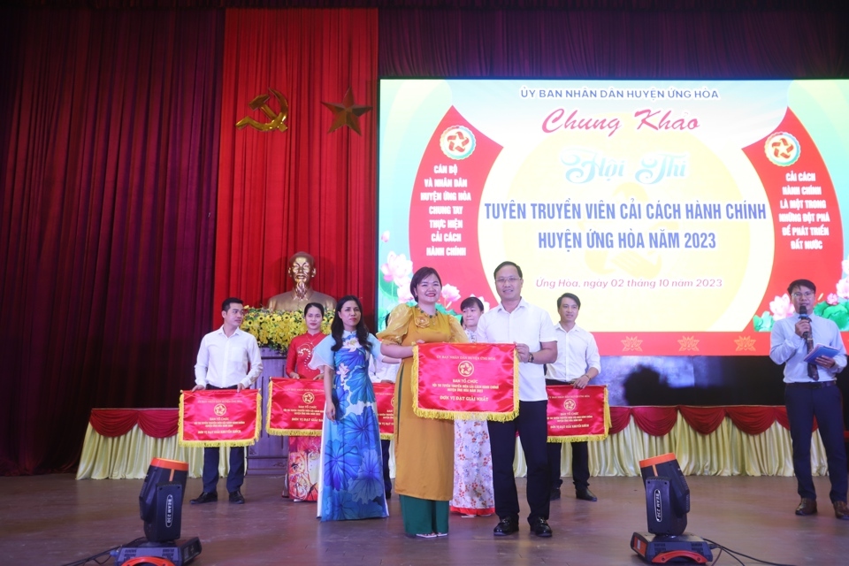 Chủ tịch UBND huyện Nguyễn Tiến Thiết trao thưởng cho đơn vị đạt giải nhất Hội thi