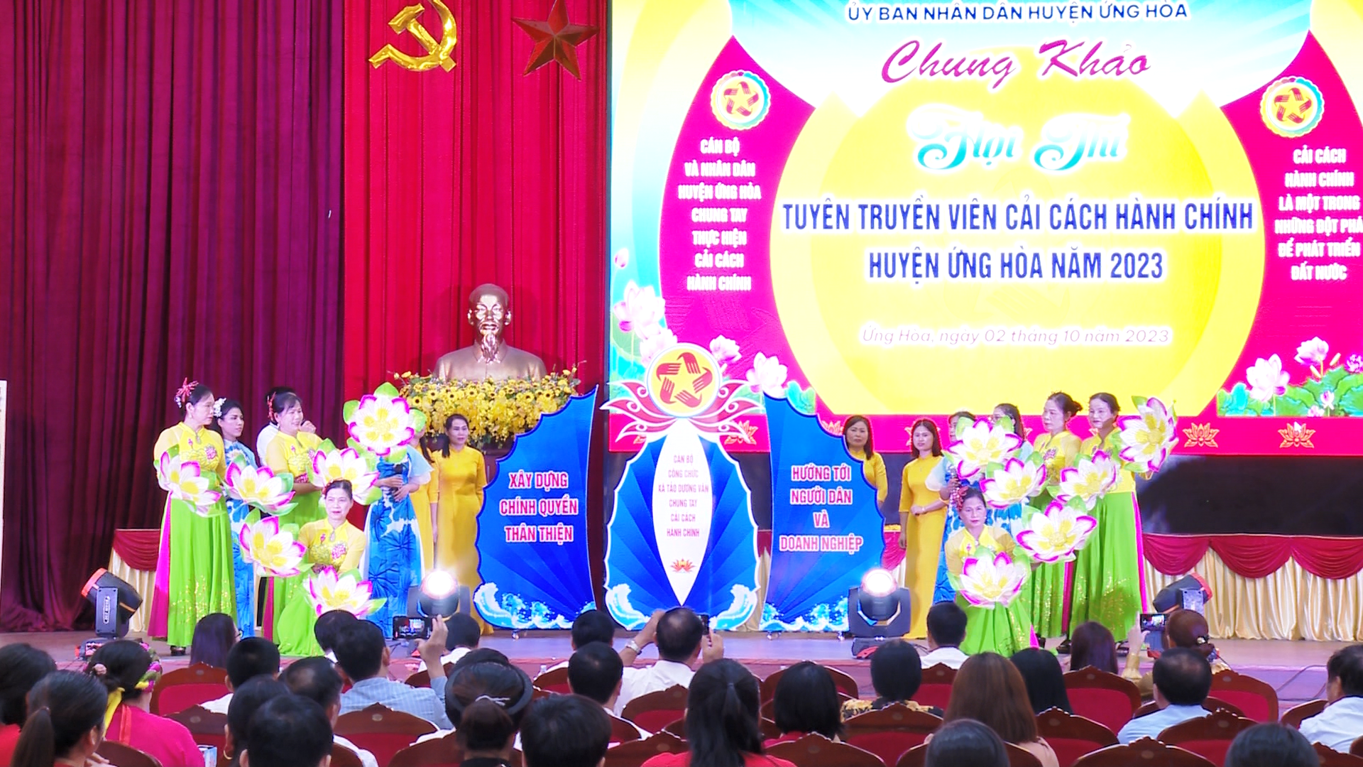 Phần thi chào hỏi của đội thi đến từ xã Tảo Dương Văn