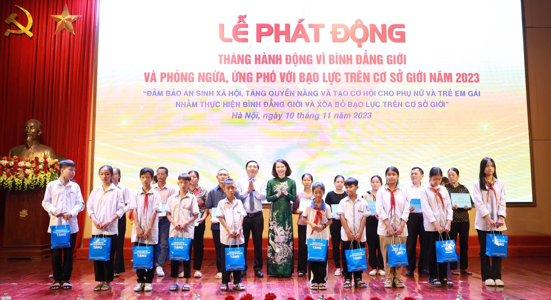 Lãnh đạo thành phố Hà Nội và huyện Mê Linh tặng quà cho trẻ em có hoàn cảnh khó khăn.
