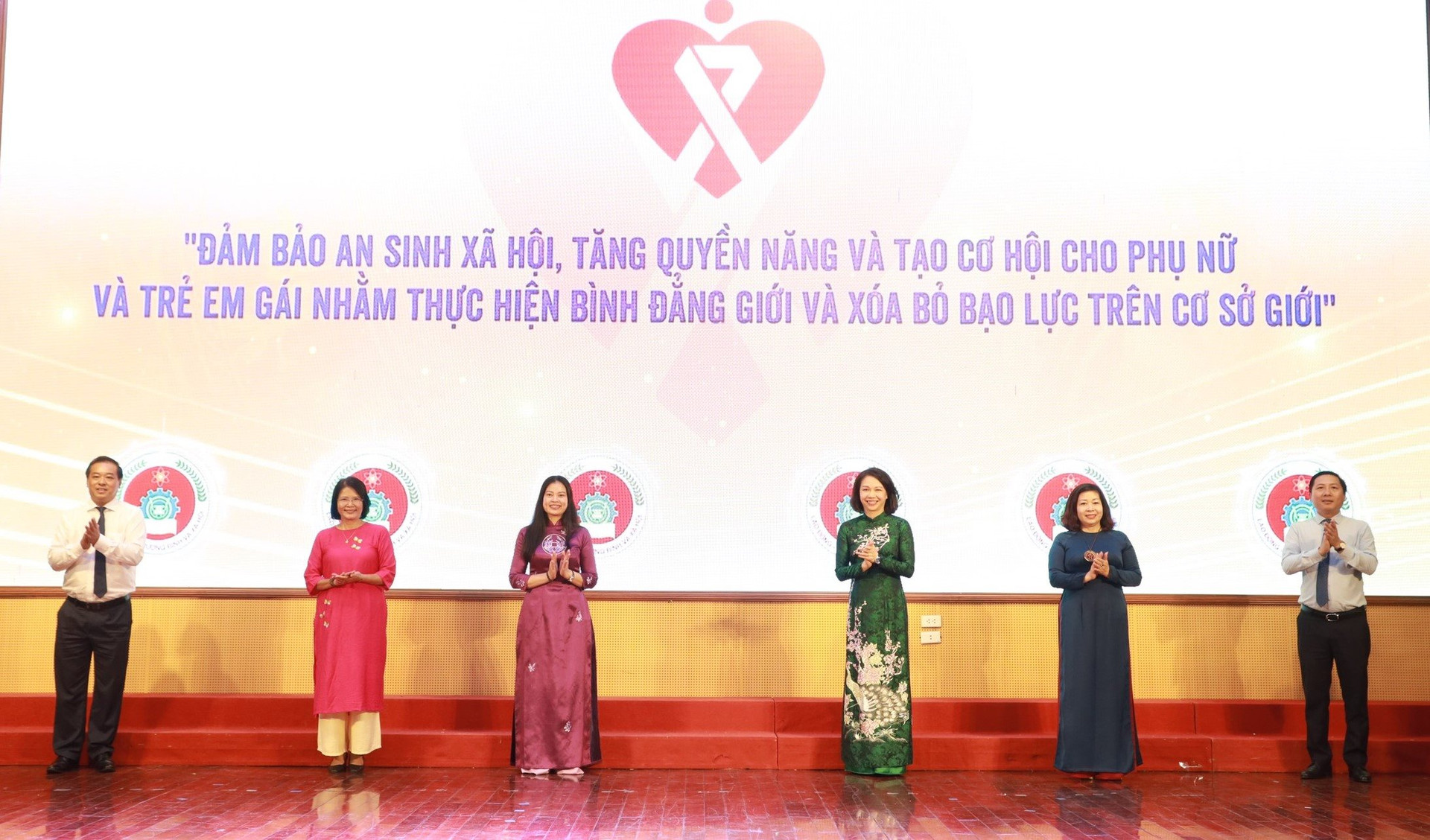 Lãnh đạo thành phố và các sở, ngành, địa phương phát động chiến dịch truyền thông về bình đẳng giới và xóa bỏ bạo lực gia đình.