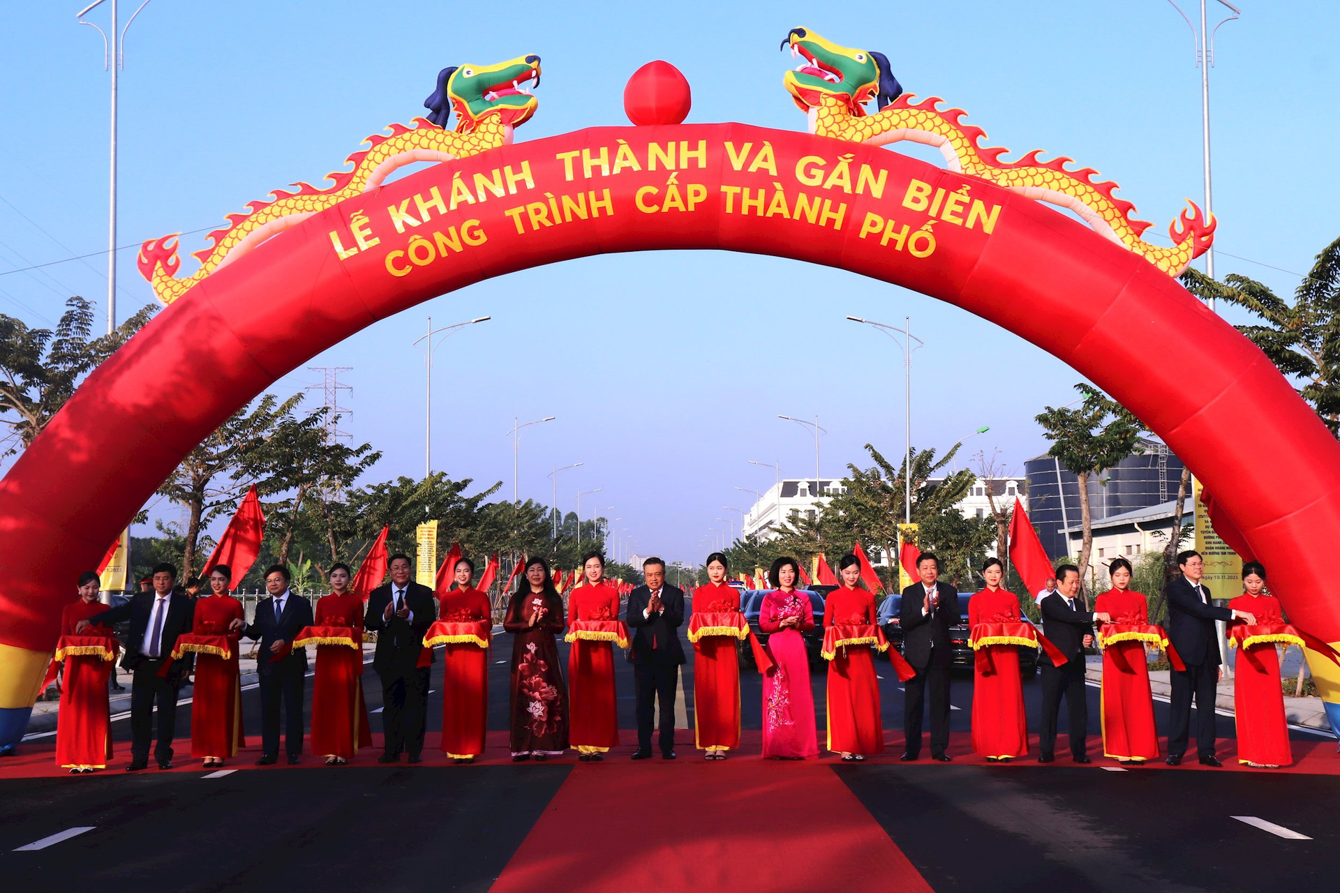 Các đồng chí lãnh đạo thành phố và quận Hoàng Mai cắt băng khánh thành công trình “Xây dựng tuyến đường nối tiếp đường phía Đông khu hành chính quận Hoàng Mai đến đường Tam Trinh.