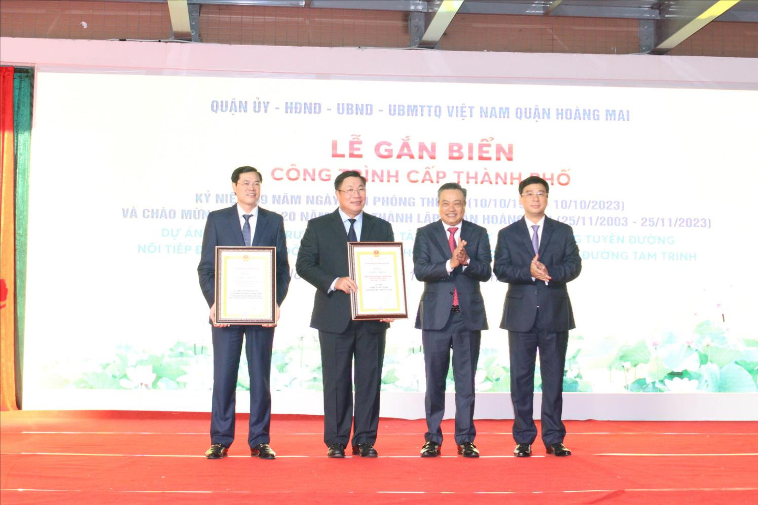 Phó Bí thư Thành ủy, Chủ tịch UBND thành phố Hà Nội Trần Sỹ Thanh trao Bằng Công nhận cho quận Hoàng Mai.