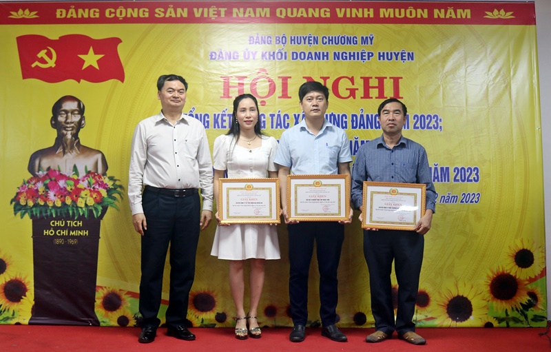 Đồng chí Nguyễn Ánh Điệp - Bí thư Đảng uỷ Khối doanh nghiệp huyện trao khen thưởng cho các tập thể, cá nhân.