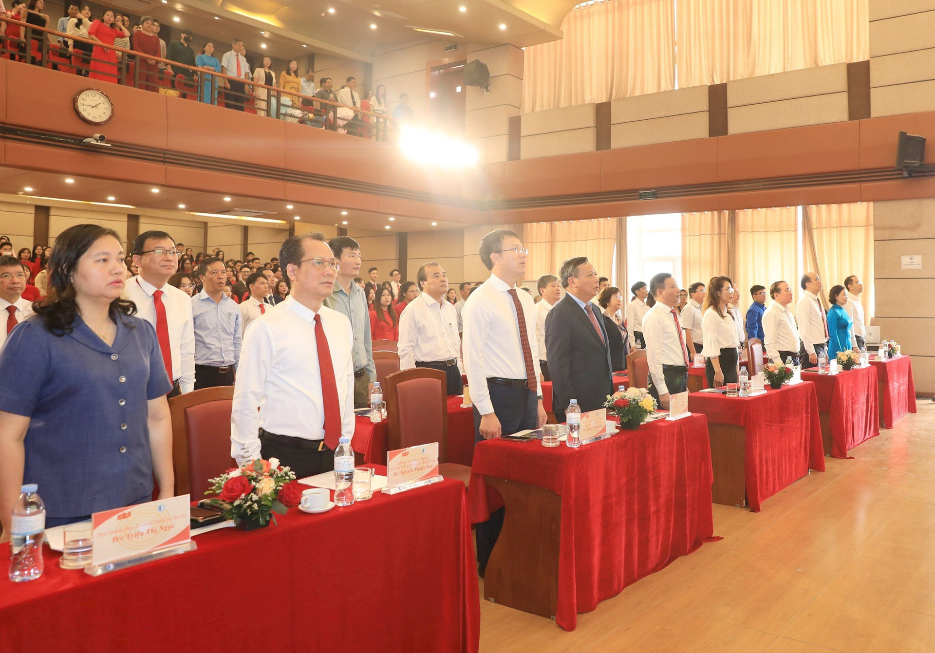 Các đại biểu tham dự buổi lễ.
