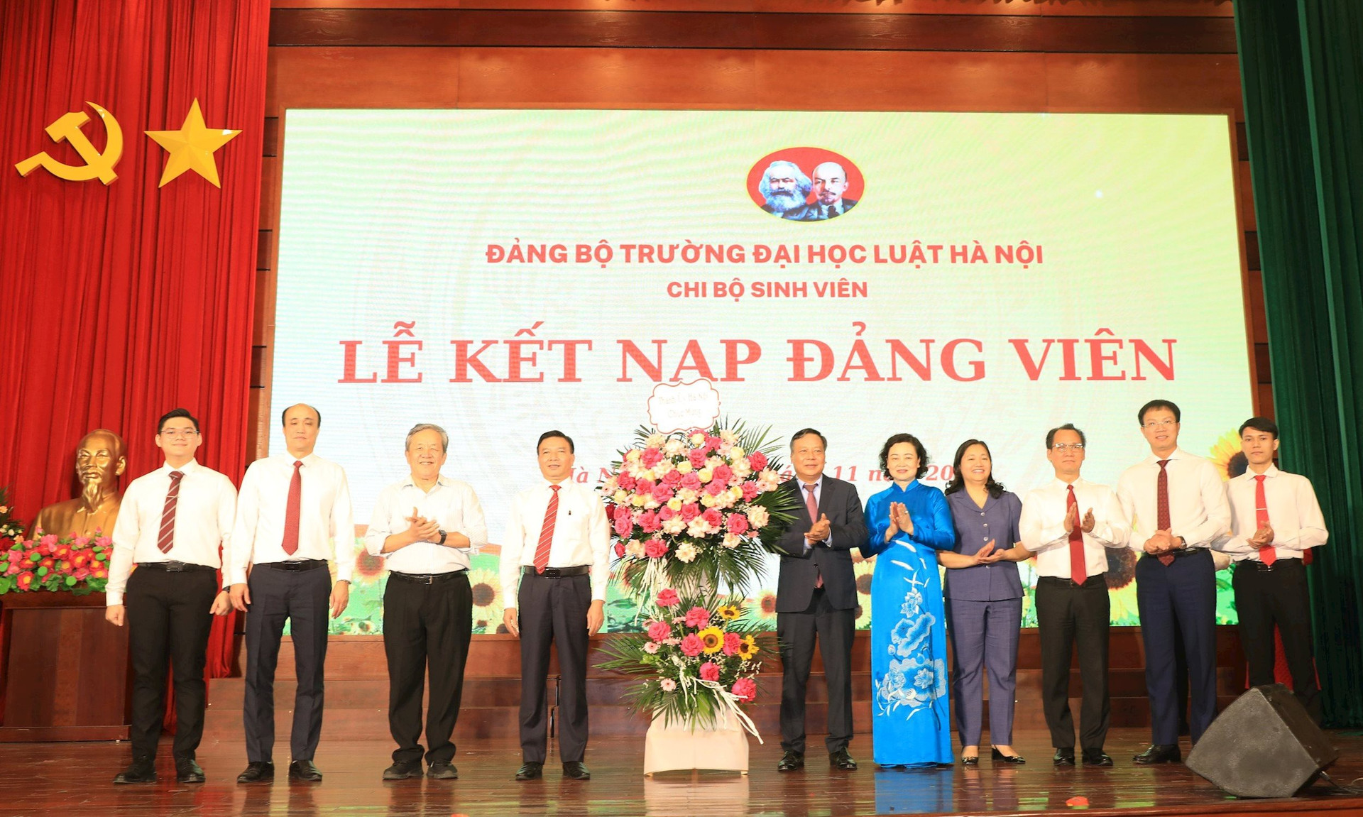 Phó Bí thư Thành ủy Hà Nội Nguyễn Văn Phong tặng hoa chúc mừng Đảng bộ nhà trường.
