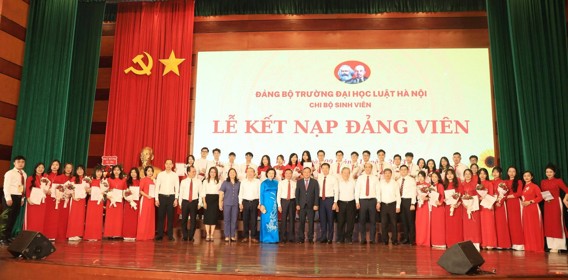 Các đại biểu chụp ảnh lưu niệm với các đảng viên mới.