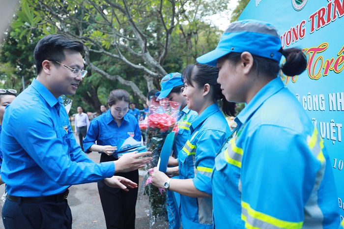 Phó Bí Thư Thành đoàn Hà Nội Trần Quang Hưng tặng hoa và quà cho các nữ công nhân môi trường