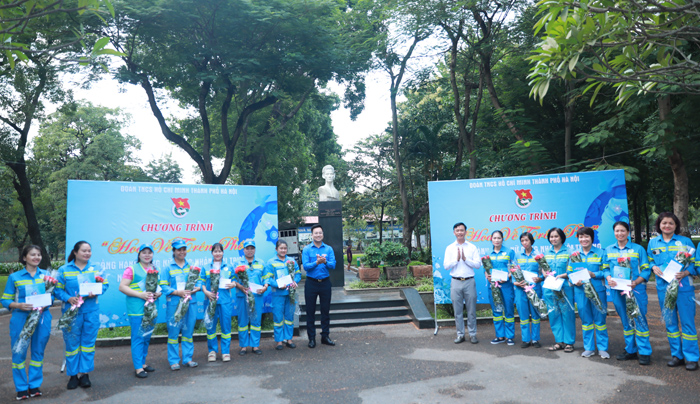 Lãnh đạo Thành đoàn Hà Nội, Công ty TNHH MTV Môi trường Đô thị Hà Nội tặng quà cho các nữ công nhân vệ sinh môi trường