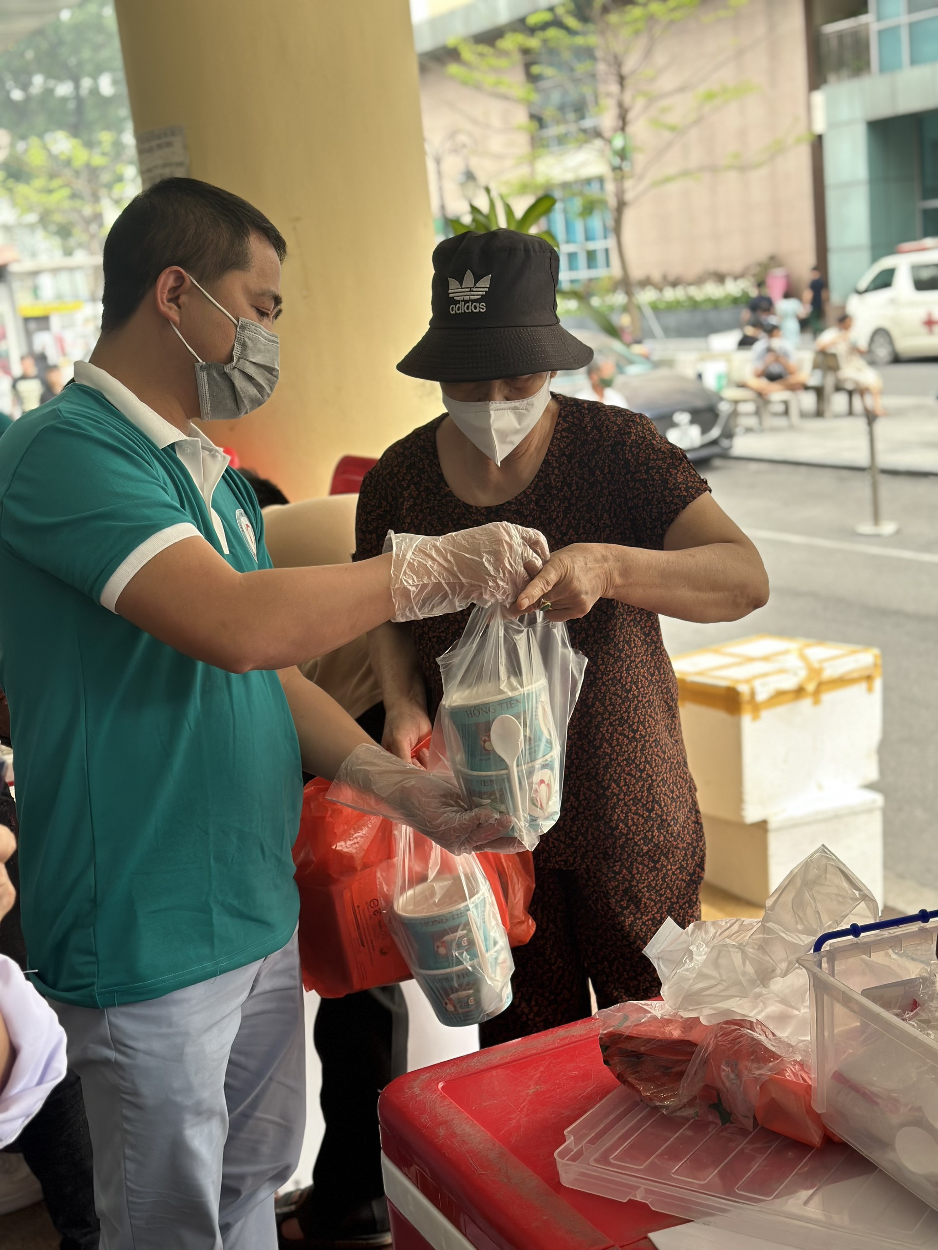 Anh Dũng phát Cháo từ thiện cho  bệnh nhân