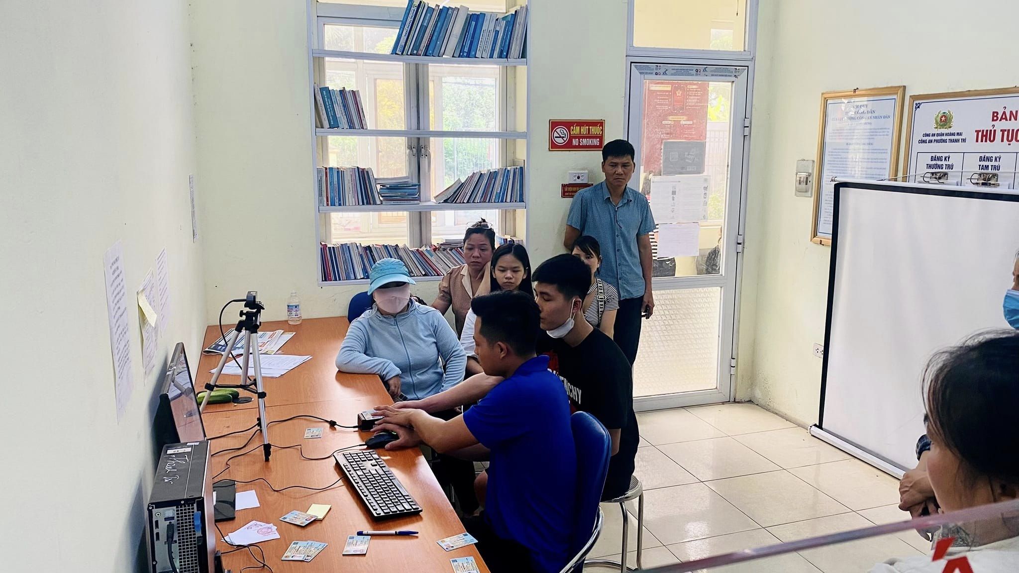 ảnh: Đoàn Thanh niên các phường triển khai hỗ trợ kích hoạt tài khoản định danh điện tử mức độ I, II đối với công dân tại các khu dân cư, tổ dân phố trên địa bàn quận