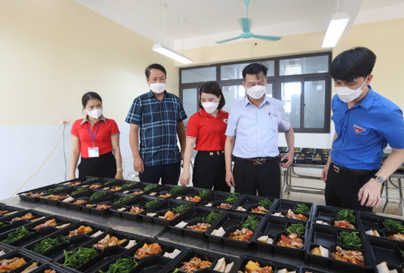 Lãnh đạo Phòng Giáo dục &đào tạo huyện, Hội Chữ Thập đỏ huyện, Huyện Đoàn kiểm tra các suất ăn chuẩn bị cho phụ huynh và các thí sinh tham dự kỳ thi tốt nghiệp THPT năm 2023