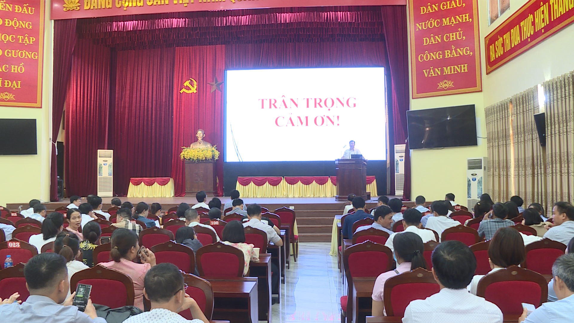 Đồng chí Mai Xuân Trường, Phó Giám đốc Sở Nội vụ Thành phố phát biểu chỉ đạo tại hội nghị