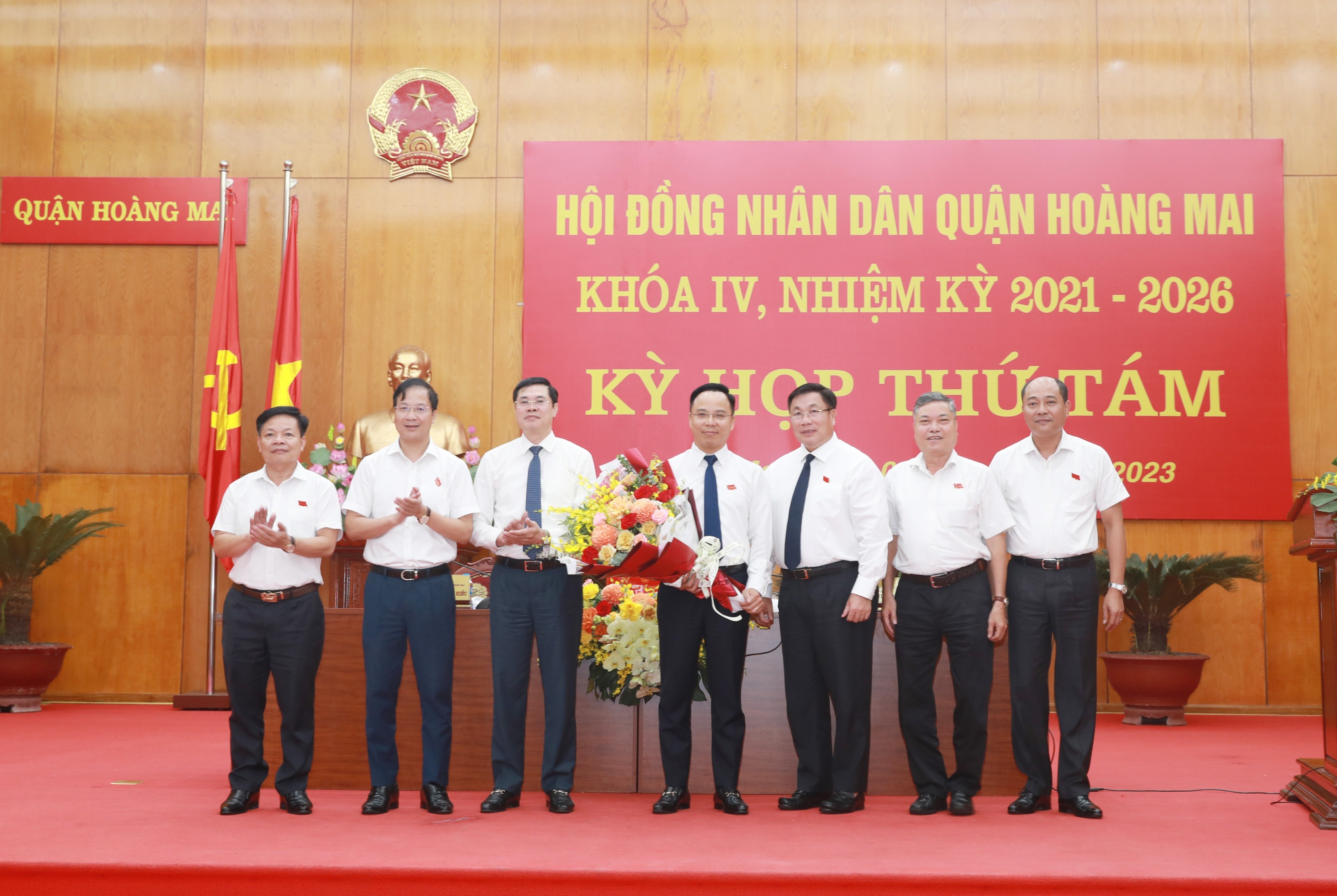 (Ảnh: Các đồng chí lãnh đạo Quận tặng hoa chúc mừng Đồng chí Võ Xuân Trọng – Tân Phó Chủ tịch UBND quận Hoàng Mai).