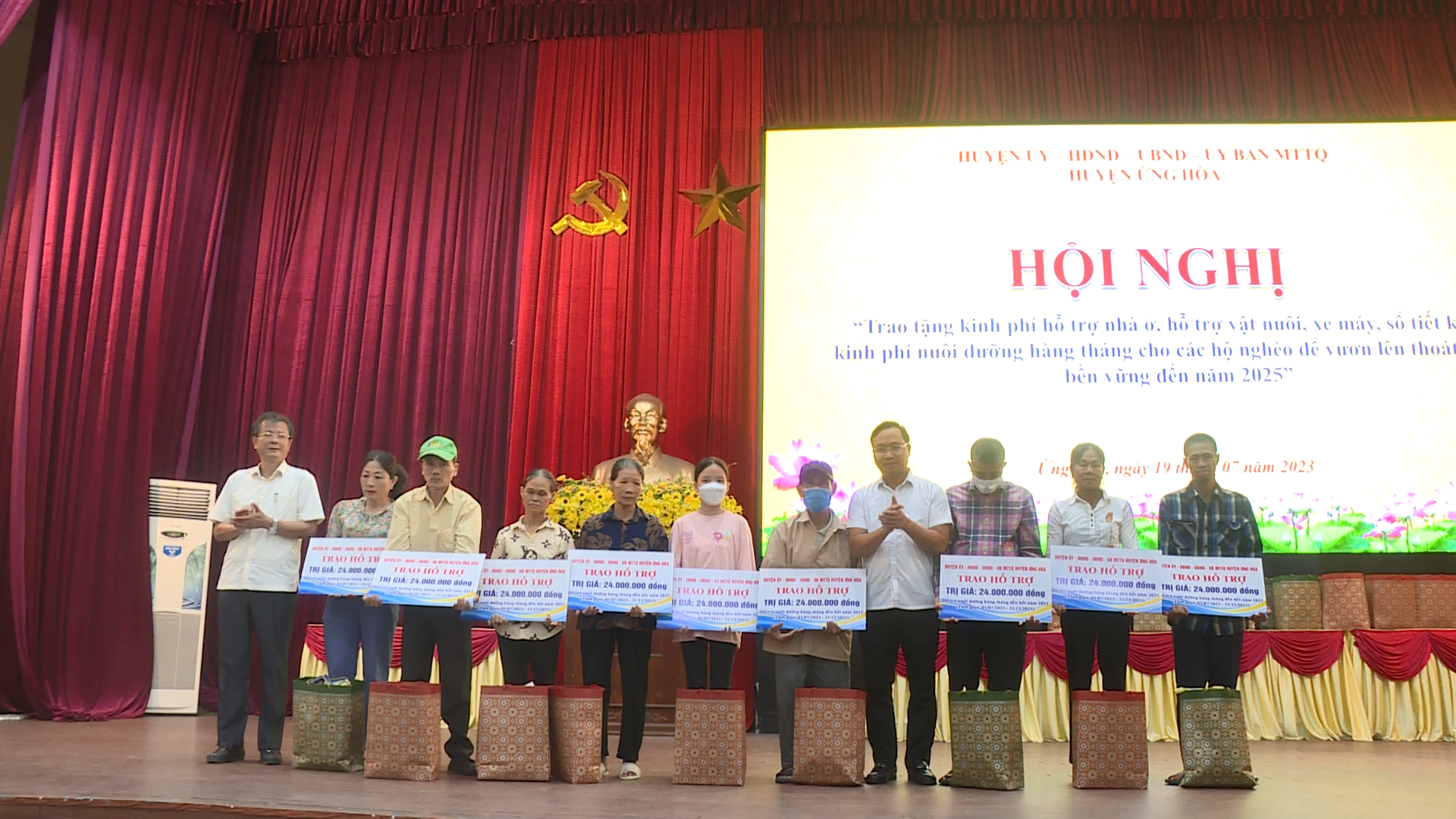 Các đồng chí lãnh đạo huyện trao tặng kinh phí hỗ trợ các hộ nghèo trên địa bàn huyện vươn lên thoát nghèo bền vững