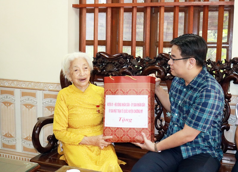 Ảnh: đồng chí Bí thư Huyện ủy thăm và tặng quà Mẹ Việt Nam anh hùng Lê Thị Thanh