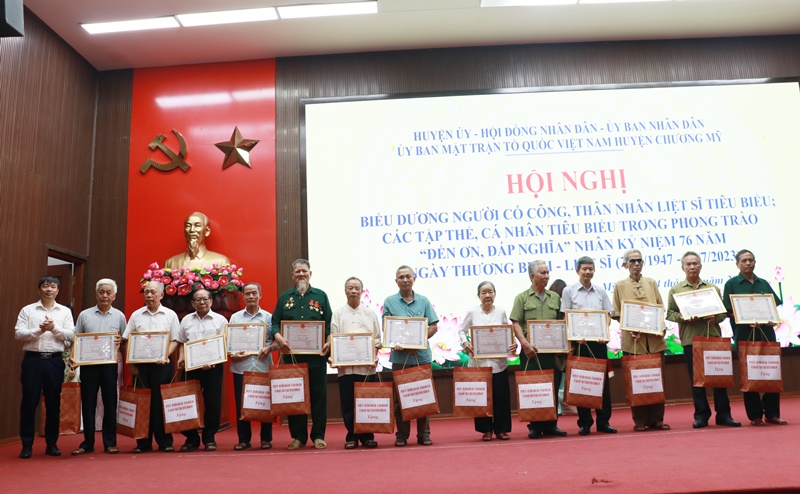Ảnh: đồng chí Vũ Xuân Hùng- UVBTV, Chủ tịch UB MTTQ huyện trao khen thưởng cho các tập thể, cá nhân