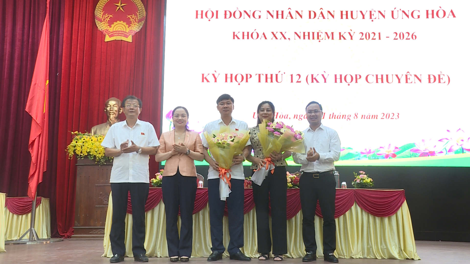 Các đồng chí Thường trực Huyện ủy tặng hoa chúc mừng đồng chí Hoàng Thị Vân Anh và đồng chí Nguyễn Văn Định