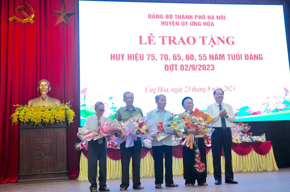 Ủy viên Ban Thường vụ Thành ủy, Trưởng Ban Tuyên giáo Thành ủy Hà Nội trao tặng Huy hiệu Đảng cho các đảng viên lão thành