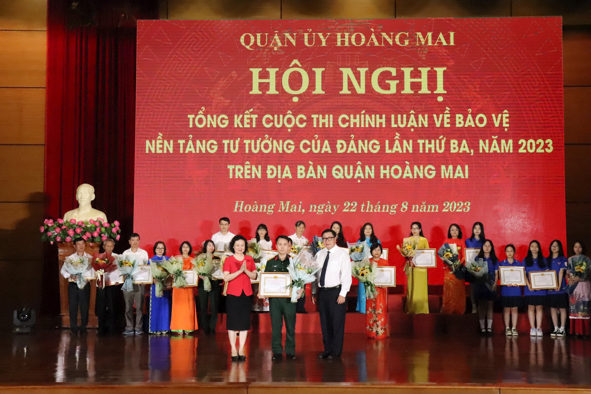 (ảnh: Đồng chí Đinh Thị Lan Duyên - Phó Trưởng Ban Tuyên giáo Thành ủy Hà Nội và Bí thư Quận ủy, Chủ tịch HĐND quận Hoàng Mai Nguyễn Quang Hiếu trao Giấy khen cá nhân đoạt giải Nhất).