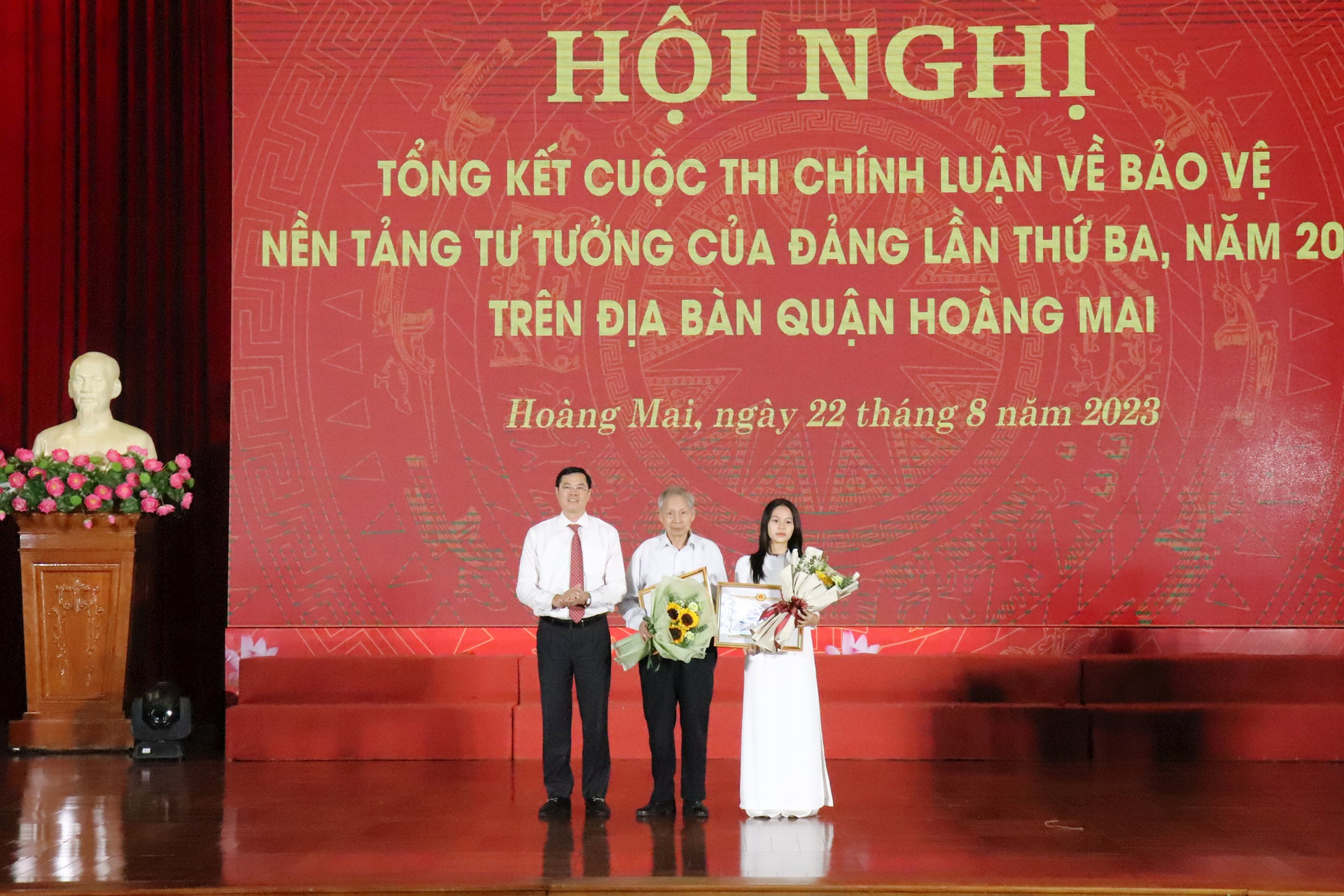 (ảnh: Đồng chí Nguyễn Xuân Phong - Phó Bí thư Thường trực Quận ủy Hoàng Mai khen thưởng, biểu dương tác giả lớn tuổi nhất và nhỏ tuổi nhất của cuộc thi)