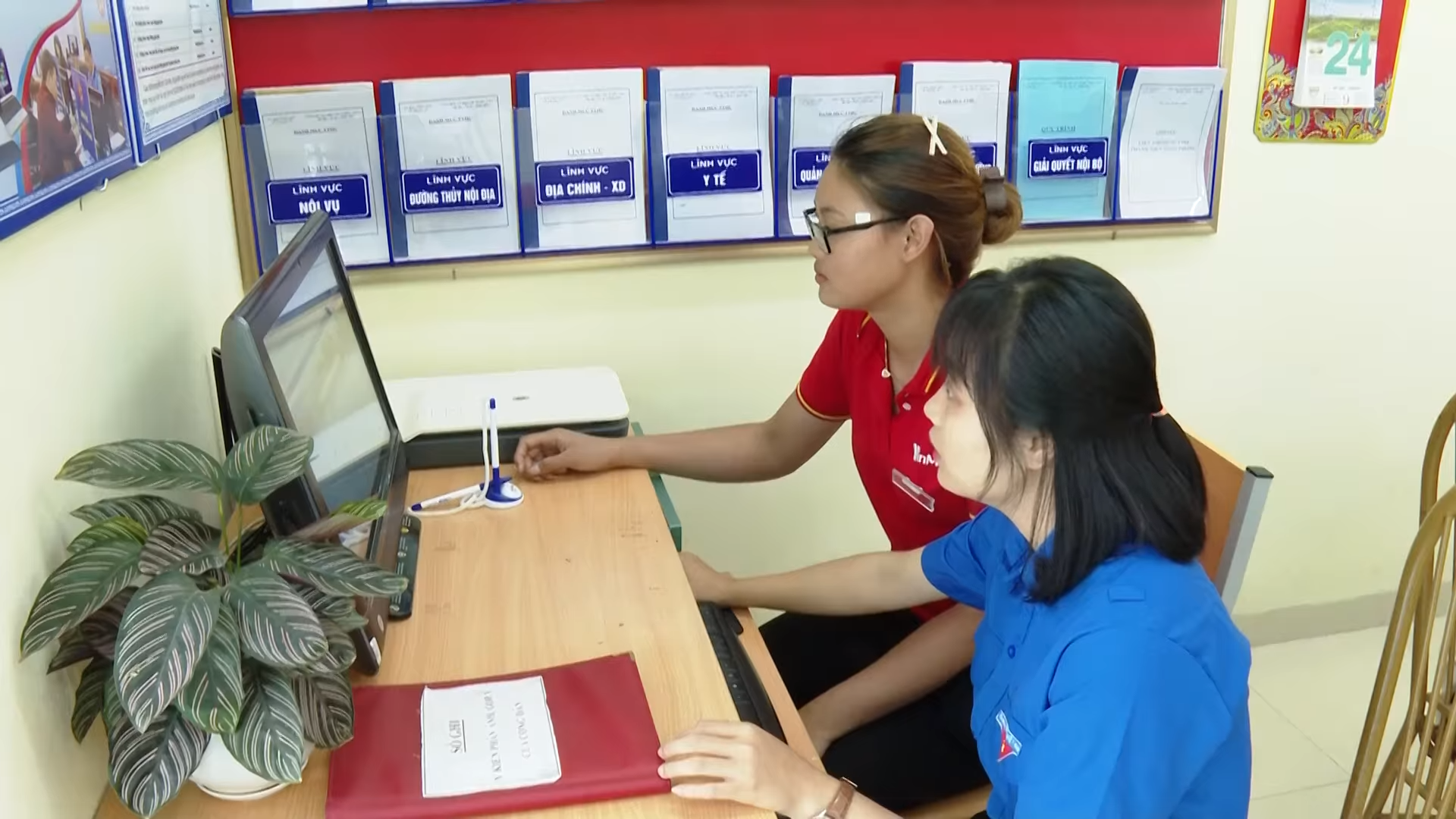 Cán bộ Đoàn thanh niên hướng dẫn người dân về các thủ tục hành chính và cách truy cập dịch vụ công trực tuyến tại bộ phận Một cửa UBND xã Trung Tú