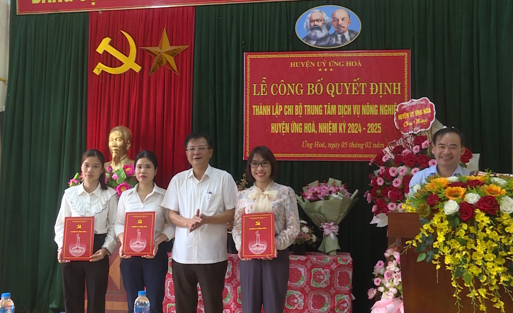 Đồng chí Nguyễn Chí Viễn, Phó Bí thư Thường trực Huyện ủy, Chủ tịch HĐND huyện trao Quyết định và tặng hoa chúc mừng Chi bộ